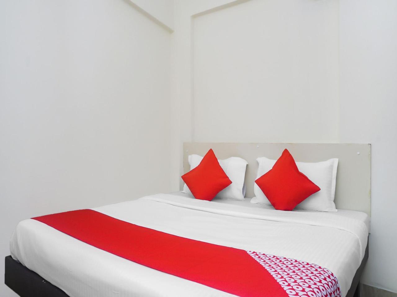 Oyo 16007 Sk Executive Hotell Yerandwane Eksteriør bilde