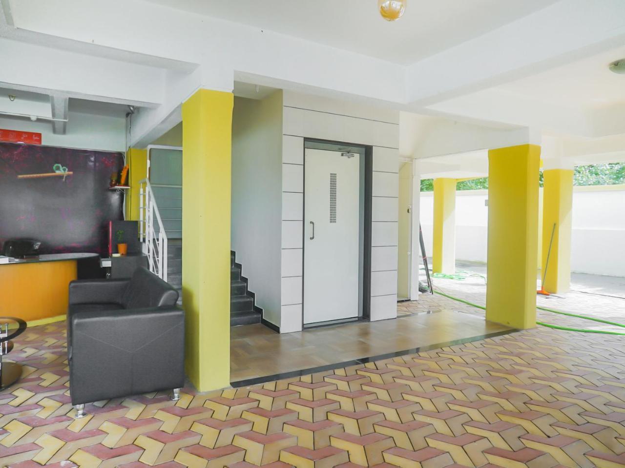 Oyo 16007 Sk Executive Hotell Yerandwane Eksteriør bilde